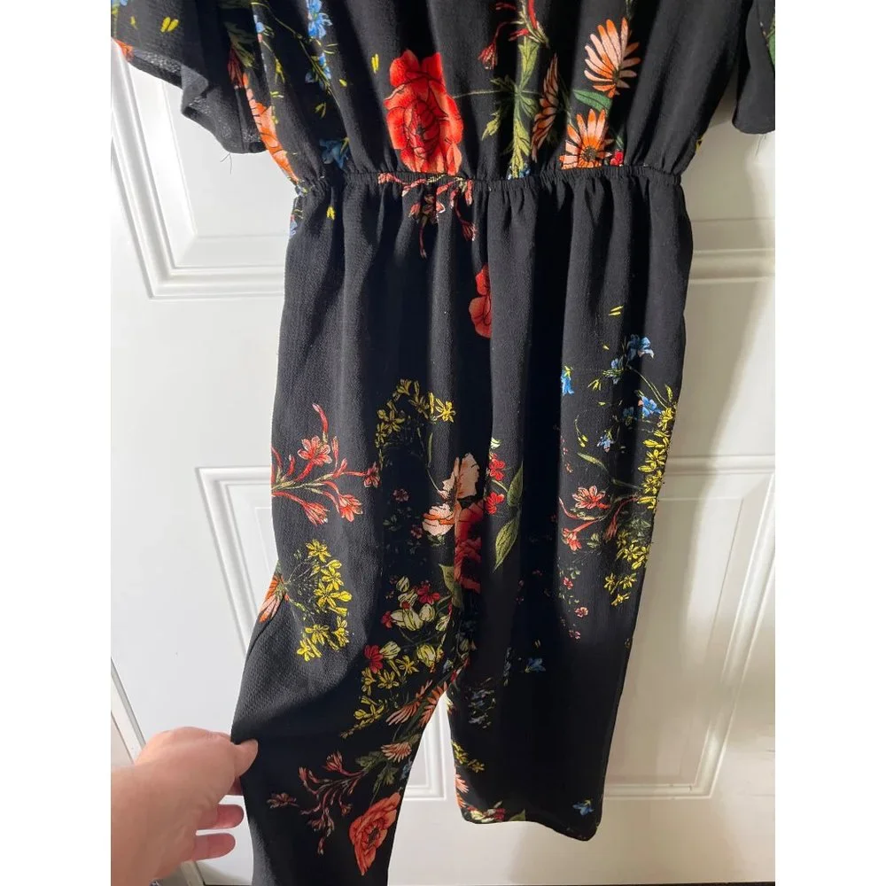 Bailey Blue woman’s v-neck black floral shirt sleeved one piece size medium.
